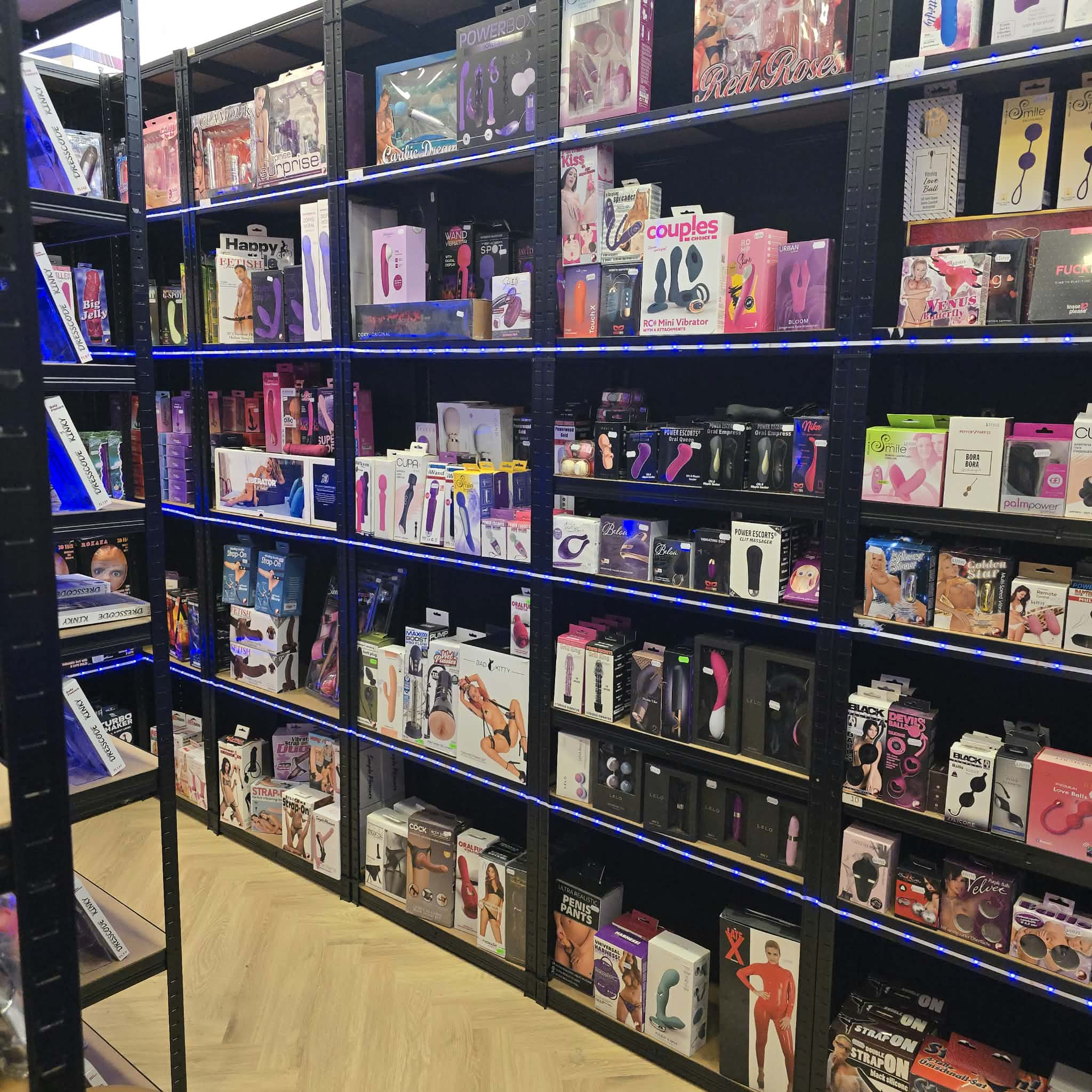 Vibratorer og sexlegetøj på hylderne i Toperotiks butik