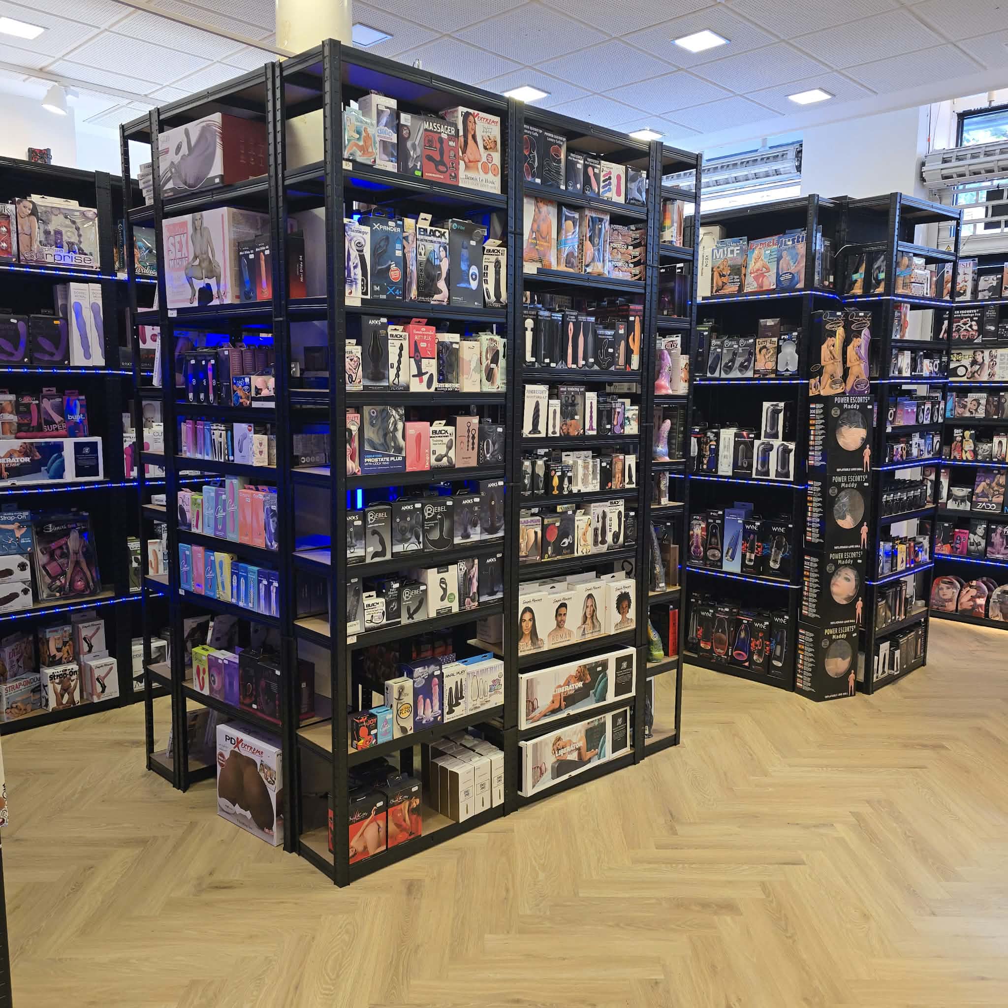 Et kig ind i Toperotiks butik med reoler og et stort udvalg i Esbjerg