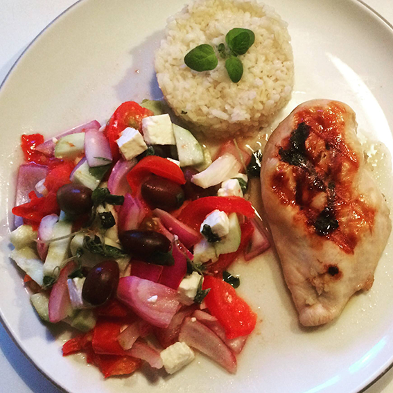 Stegt kylling, grillet grøntsagspakke med friske urter og bulgur - C9 opskrift