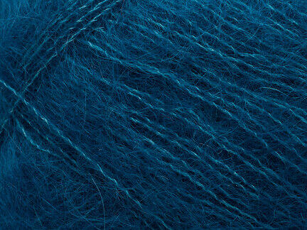 close up af garnoegle tilia fra filcolana i farve 289 blue coral