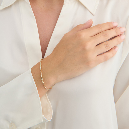 Facet armbånd i 8 karat guld på model
