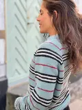 Silkes sweater i blå fra CaMaRose set bagfra