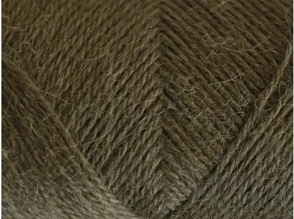 Close up af garnet vilja garn fra filcolana i farve 386 olive noir