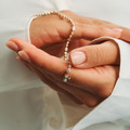 Endless bracelet in 14-carat gold on the model’s wrist