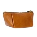 Lille læderetui fra RE:DESIGNED set fra siden – farven Burned Tan