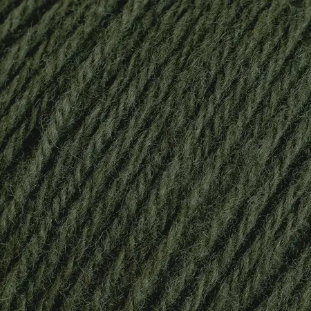 Close up af lun merino fra rauma garn i farven skovgrøn