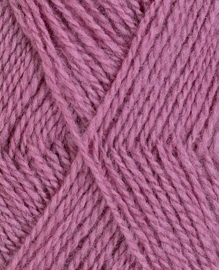 close up af garnet finull fra Rauma i farven lys lyng 473