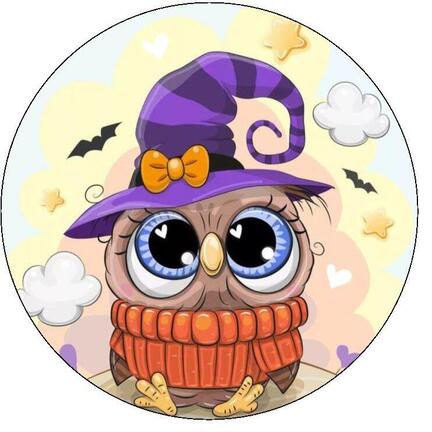 Rundt Halloween sukkerprint med sød tegnet ugle i lilla heksehat og orange halstørklæde, omgivet af flagermus og blade