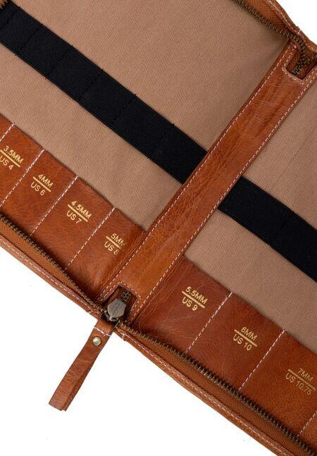 RE:DESIGNED Project 103 Burned Tan, pindeetui i Urban leather med prægede størrelser fra 2 til 8 mm