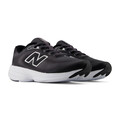 New Balance 411 sneaker i sort og mørkegrå med lys sål, grå logo-detaljer og snørelukning.