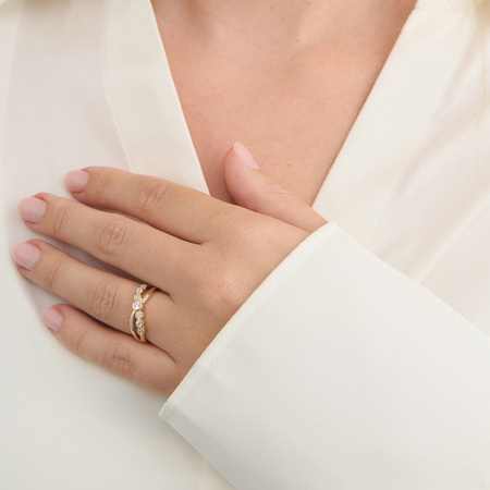 Solis Flow ring i 8 karat guld med zirkonia på model