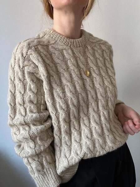 Model ses lidt fra siden iført Sweater No. 29 fra My Favourite Things Knitwear