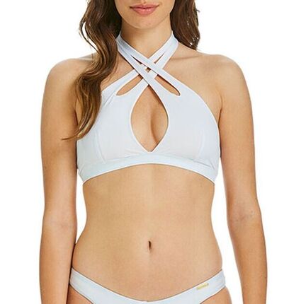 Kvinde iført en lys bikini med halterneck og krydsende stropper, med nøglehulsudskæring på toppen, stående mod en ensfarvet baggrund.