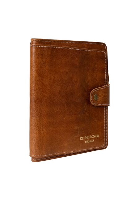 fronten af pindeetui project 67 fra redesigned i farven walnut