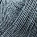 close up af garnnoegle merino fra knitting for olive i farven stoevet petroleumsblaa