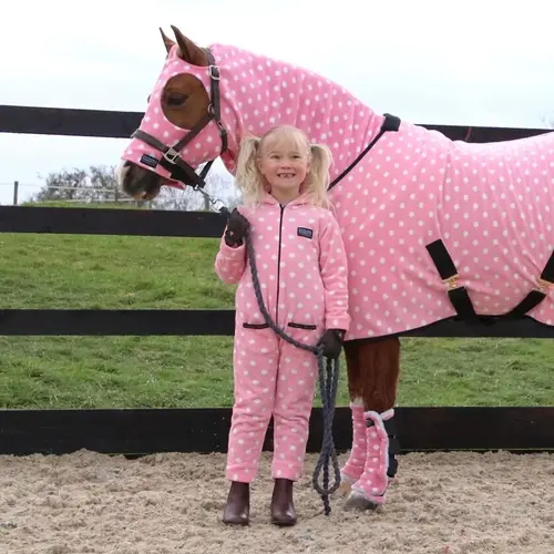 Se Dotty fleece hood til shetty, pony & hest - Pretty Pink - 163-172 cm hos Ponypiger.dk