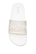 Hvid badesandal med “Super” tekst på bred rem
