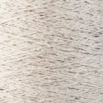 close up af ito kinu silke garn i farven angora