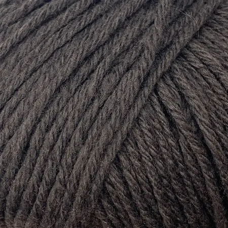 close up af garnnoegle heavy merino fra knitting for olive i farven moerk elg