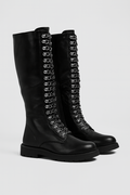 Sort knæhøj læderstøvle i profil med metaløjer og snørebånd