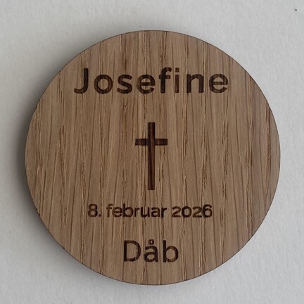 Dåb bordkort i træ med navn, dato og kors Design 06