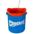 Chuckit Bucket med orange låg vendt som vandskål til hund