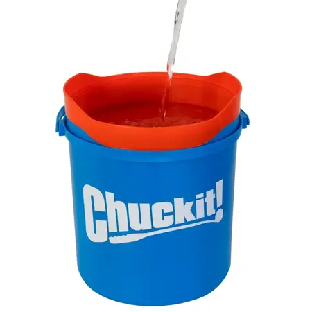 Chuckit Bucket med orange låg vendt som vandskål til hund