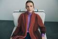 model sidder i sofa ifoert helga isagers strikket model lone cardigan