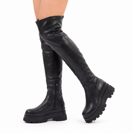 Sorte overknee dame støvler i læderlook med chunky platformsål og rund snude set fra siden