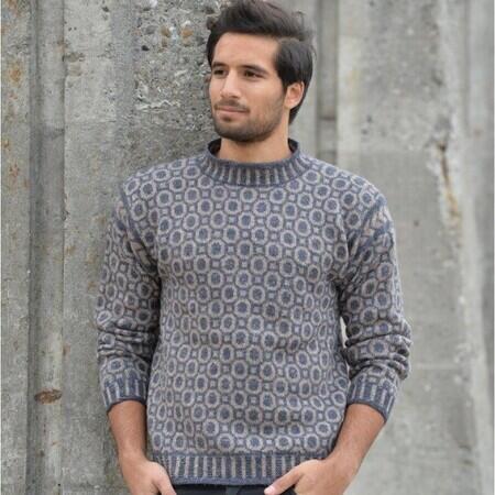Model iført Dæxel sweater no 2 fra Marianne Isager. Strikket i Merilin farve 47 og 7s