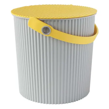 Stor grå Omnioutil spand med gult låg fra Hachiman, perfekt til opbevaring og mere