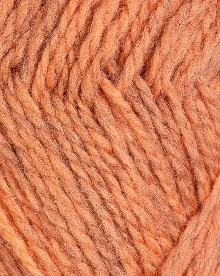 close up af garnet fviel fra rauma garn i farven fersken meleret