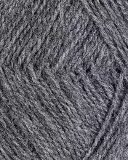 close up af garnet finull fra Rauma i farven 405 moerk graa meleret