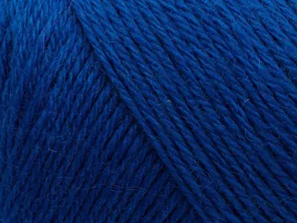 close up af garnnoegle arwetta classic i farven deep ultramarine 144 fra filcolana