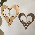 Julepynt i træ formet som hjerte med hænder og perle ophængt i gren – ornament i eg og valnød