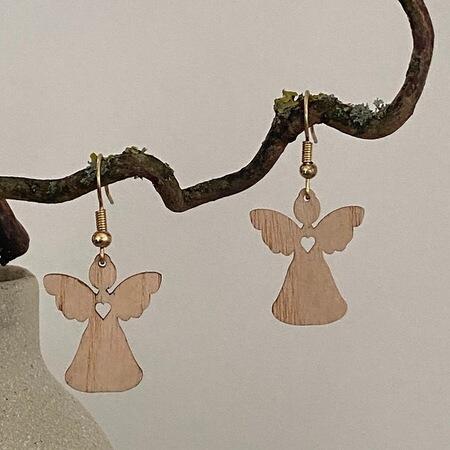 Engel 2024 øreringe i træ fra By Sandager