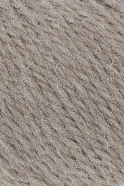 close up af garnnoegle af maerket carpe diem fra lang yarns i farven camel meleret