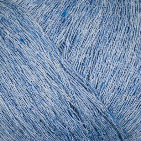 Close up af garnnøgle Hør Silke fra gepard garn i farven whisper blue
