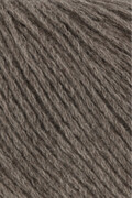 close up garnnoegle af maerket yak fra lang yarns i farven camel meleret