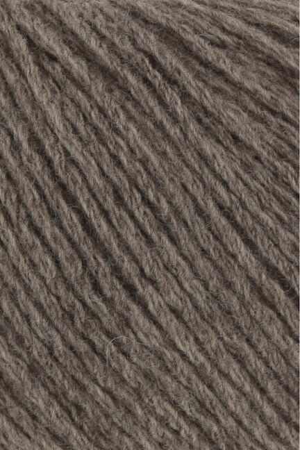 close up garnnoegle af maerket yak fra lang yarns i farven camel meleret