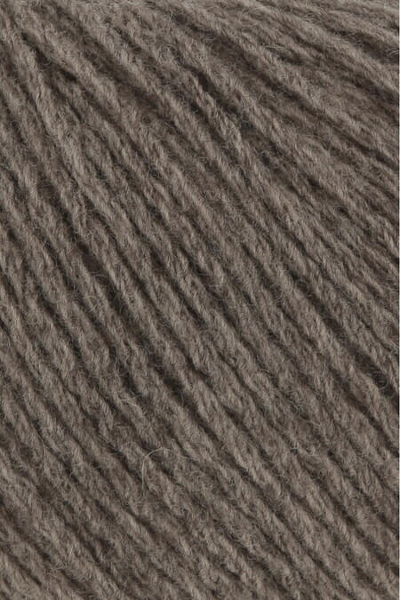 close up garnnoegle af maerket yak fra lang yarns i farven camel meleret