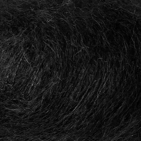 close up af garnnoegle soft silk mohair fra knitting for olive farven lakrids