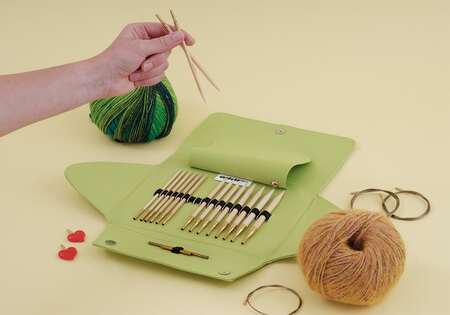 aaben rundpindesaet i bambus fra addi man kan se indholdet af strikkepinde