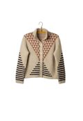Alice Jacket fra Isager Archives 2 på bøjle, strikket i beige bundfarve med gammelrosa trekantmønster og sorte grafiske striber, designet af Lene Rix.