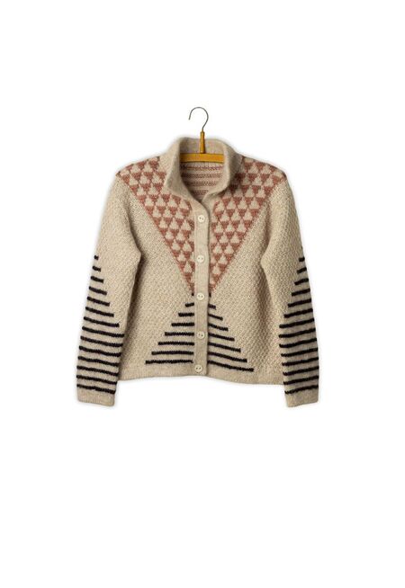 Alice Jacket fra Isager Archives 2 på bøjle, strikket i beige bundfarve med gammelrosa trekantmønster og sorte grafiske striber, designet af Lene Rix.