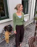 Model iført Lucy Wrap fra Petiteknit, strikket i soft silk mohair fra knitting for olive i farven ærteskud