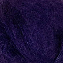 Closer up af isager silk mohair farve 14 garn mørk lilla