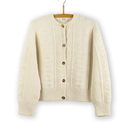 PetiteKnits Esther Jacket fra Isager Archives. Strikket i hvid Jensen og Highland fra Isager i struktustrik