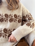 LeKnit Rosie Sweater forfra, blød strik med blomsterbort i brunt
