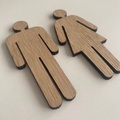 Toiletskilt i træ med dame og mand til badeværelse eller gæstetoilet